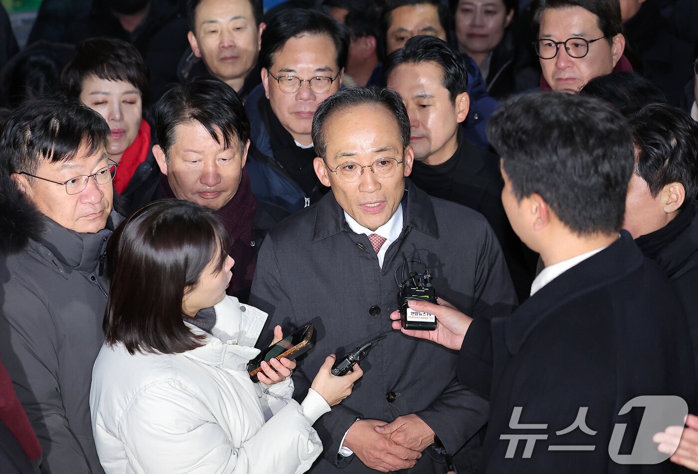 본문 이미지 - 12·3 비상계엄 해제 요구안 표결 방해 의혹을 받는 추경호 국민의힘 의원이 3일 새벽 구속 영장이 기각된 후 경기도 의왕시 서울구치소를 나서며 인터뷰를 하고 있다. 2025.12.3/뉴스1 ⓒ News1 김성진 기자