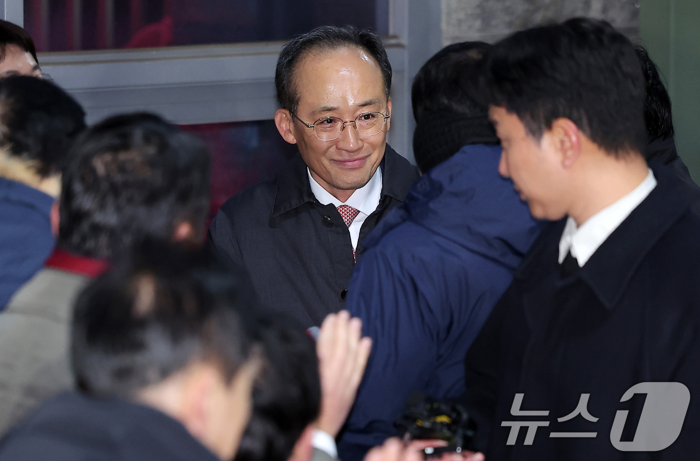 (의왕=뉴스1) 김성진 기자 = 12·3 비상계엄 해제 요구안 표결 방해 의혹을 받는 추경호 국민의힘 의원이 3일 새벽 구속 영장이 기각된 후 경기도 의왕시 서울구치소를 나서고 있 …