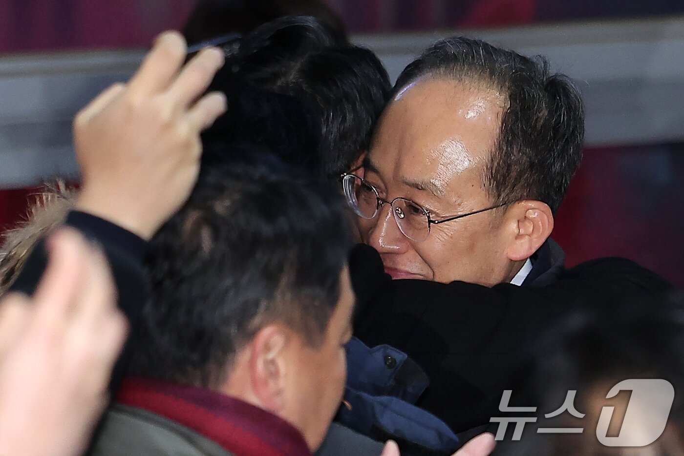 본문 이미지 - 12·3 비상계엄 해제 요구안 표결 방해 의혹을 받는 추경호 국민의힘 의원이 3일 새벽 구속 영장이 기각된 후 경기도 의왕시 서울구치소를 나서며 장동혁 대표와 포옹하고 있다. 2025.12.3/뉴스1 ⓒ News1 김성진 기자