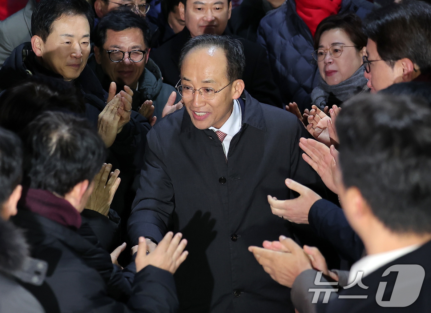 (의왕=뉴스1) 김성진 기자 = 12·3 비상계엄 해제 요구안 표결 방해 의혹을 받는 추경호 국민의힘 의원이 3일 새벽 구속 영장이 기각된 후 경기도 의왕시 서울구치소를 나서며 동 …