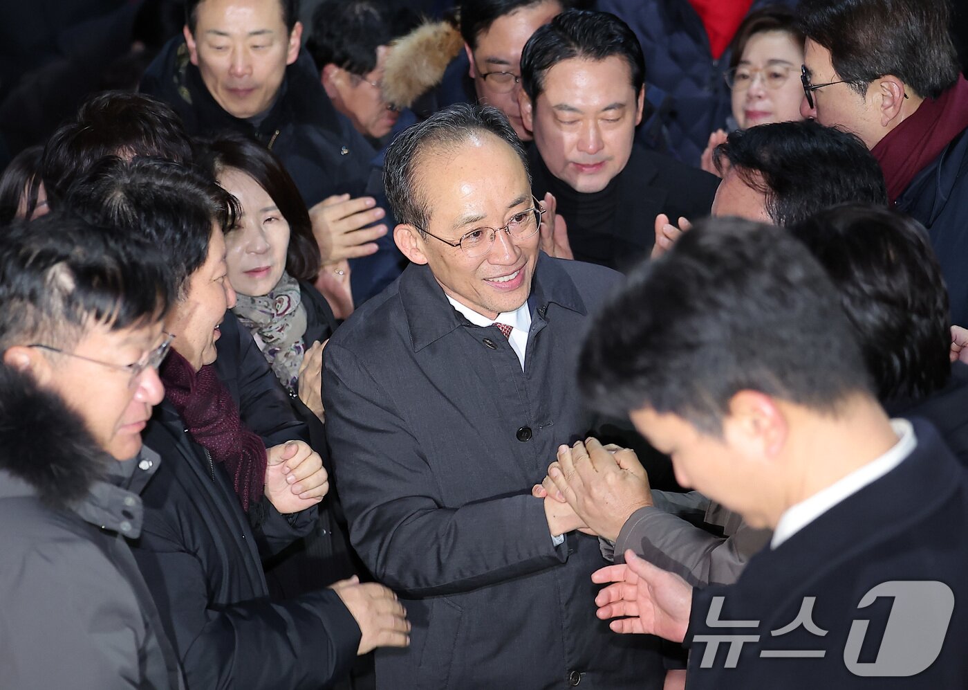 본문 이미지 - 12·3 비상계엄 해제 요구안 표결 방해 의혹을 받는 추경호 국민의힘 의원이 3일 새벽 구속 영장이 기각된 후 경기도 의왕시 서울구치소를 나서며 동료 의원들과 인사하고 있다. 2025.12.3/뉴스1 ⓒ News1 김성진 기자