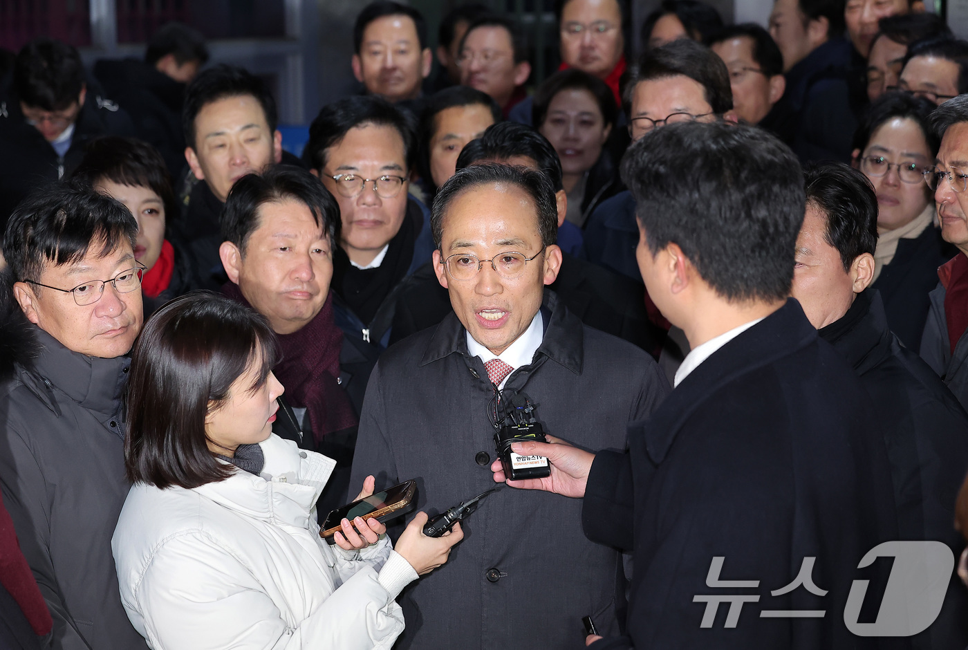 (의왕=뉴스1) 김성진 기자 = 12·3 비상계엄 해제 요구안 표결 방해 의혹을 받는 추경호 국민의힘 의원이 3일 새벽 구속 영장이 기각된 후 경기도 의왕시 서울구치소를 나서며 발 …