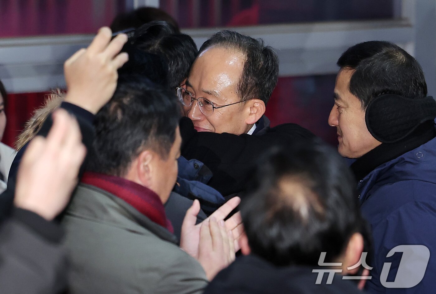 본문 이미지 - 12·3 비상계엄 해제 요구안 표결 방해 의혹을 받는 추경호 국민의힘 의원이 3일 새벽 구속 영장이 기각된 후 경기도 의왕시 서울구치소를 나서며 장동혁 국민의힘 대표와 포옹하고 있다. 2025.12.3/뉴스1 ⓒ News1 김성진 기자