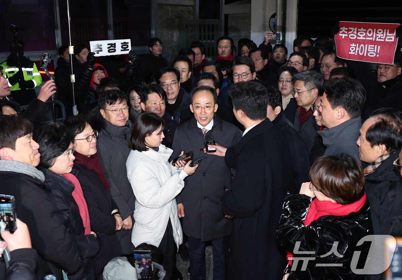 본문 이미지 - 12·3 비상계엄 해제 요구안 표결 방해 의혹을 받는 추경호 국민의힘 의원이 3일 새벽 구속 영장이 기각된 후 경기도 의왕시 서울구치소를 나서며 발언하고 있다. 2025.12.3/뉴스1 ⓒ News1 김성진 기자