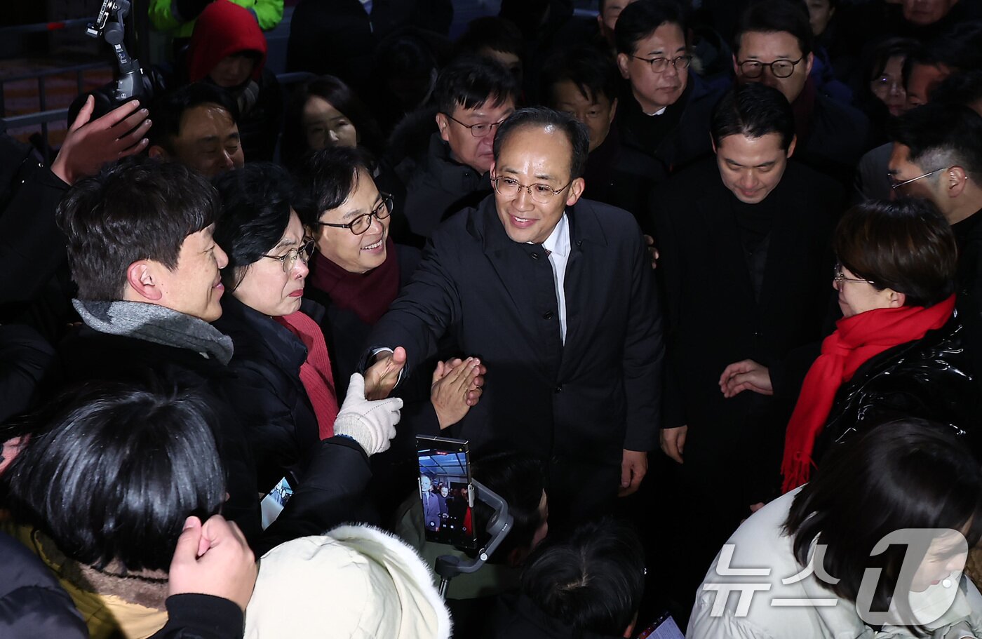 본문 이미지 - 12·3 비상계엄 해제 요구안 표결 방해 의혹을 받는 추경호 국민의힘 의원이 3일 새벽 구속 영장이 기각된 후 경기도 의왕시 서울구치소를 나서며 동료 의원들과 인사하고 있다. 2025.12.3/뉴스1 ⓒ News1 김성진 기자