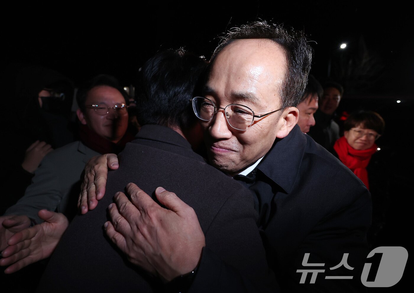 본문 이미지 - 12·3 비상계엄 해제 요구안 표결 방해 의혹을 받는 추경호 국민의힘 의원이 3일 새벽 구속 영장이 기각된 후 경기도 의왕시 서울구치소를 나서며 동료 의원들과 포옹하고 있다. 2025.12.3/뉴스1 ⓒ News1 김성진 기자