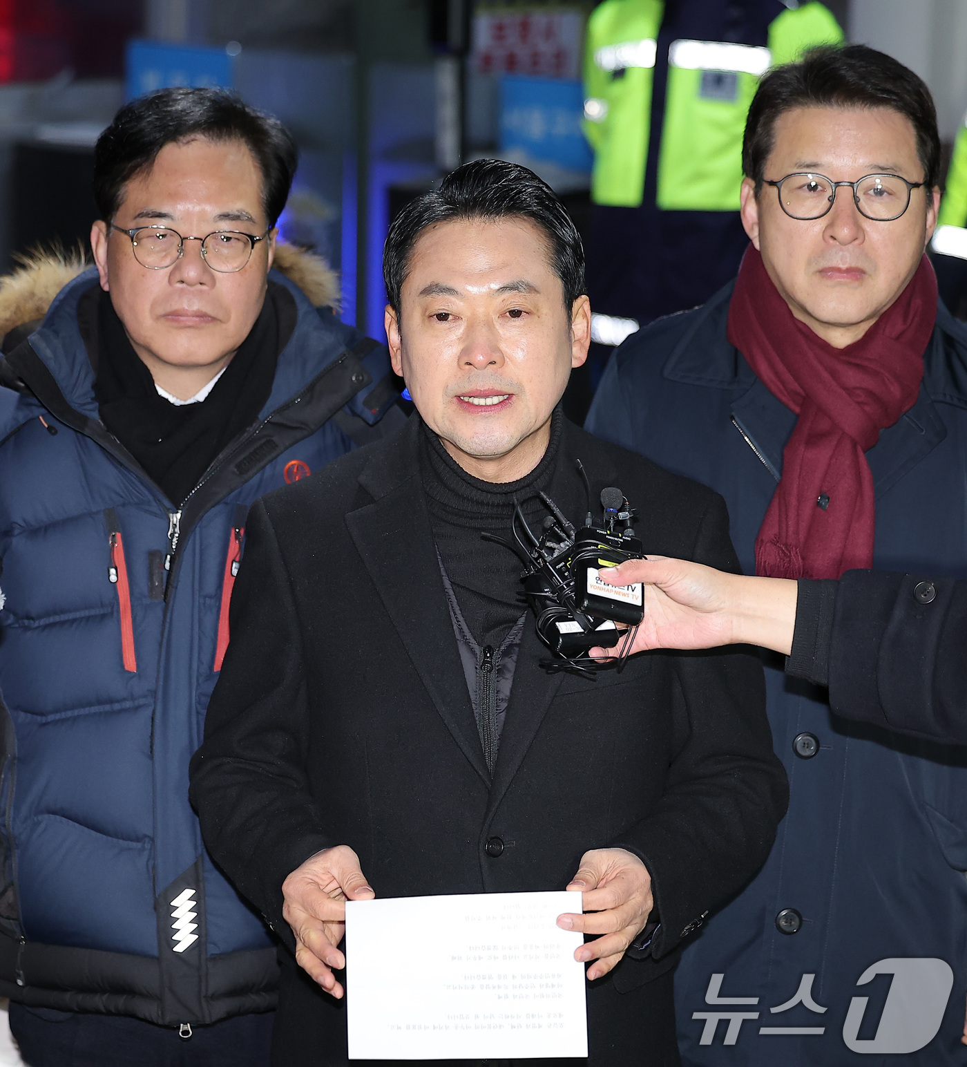 (의왕=뉴스1) 김성진 기자 = 장동혁 국민의힘 대표가 3일 새벽 경기도 의왕 서울구치소에서 12·3 비상계엄 해제 요구안 표결 방해 의혹을 받는 추경호 국민의힘 의원의 구속 영장 …