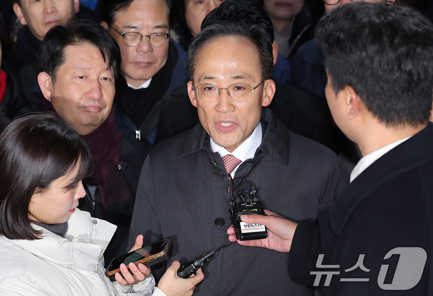 (의왕=뉴스1) 김성진 기자 = 12·3 비상계엄 해제 요구안 표결 방해 의혹을 받는 추경호 국민의힘 의원이 3일 새벽 구속 영장이 기각된 후 경기도 의왕시 서울구치소를 나서며 발 …