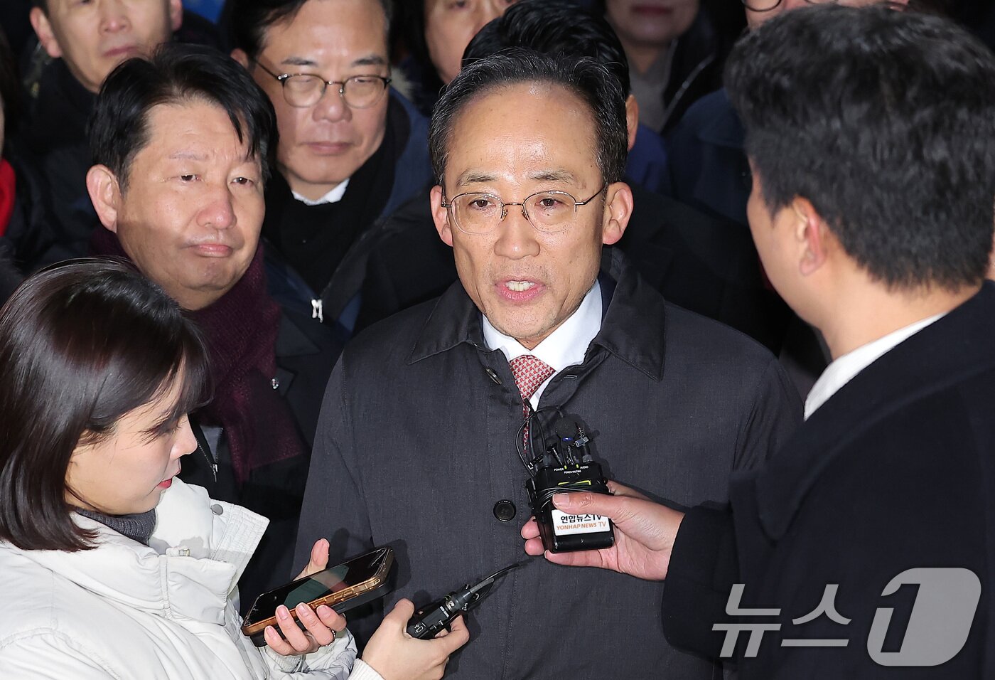 본문 이미지 - 12·3 비상계엄 해제 요구안 표결 방해 의혹을 받는 추경호 국민의힘 의원이 3일 새벽 구속 영장이 기각된 후 경기도 의왕시 서울구치소를 나서며 발언하고 있다. 2025.12.3/뉴스1 ⓒ News1 김성진 기자