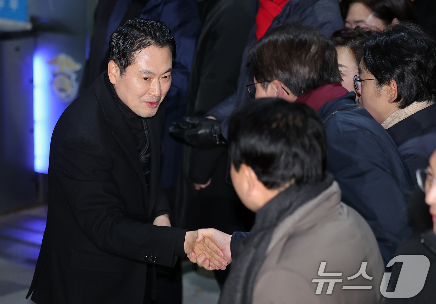 (의왕=뉴스1) 김성진 기자 = 장동혁 국민의힘 대표가 3일 새벽 구속 영장이 기각된 추경호 의원을 만나기 위해 경기도 의왕 서울구치소를 찾아 의원들과 인사를 나누고 있다.  20 …