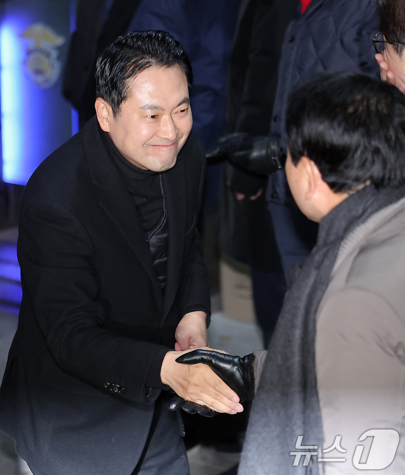 (의왕=뉴스1) 김성진 기자 = 장동혁 국민의힘 대표가 3일 새벽 구속 영장이 기각된 추경호 의원을 만나기 위해 경기도 의왕 서울구치소를 찾아 의원들과 인사를 나누고 있다.  20 …