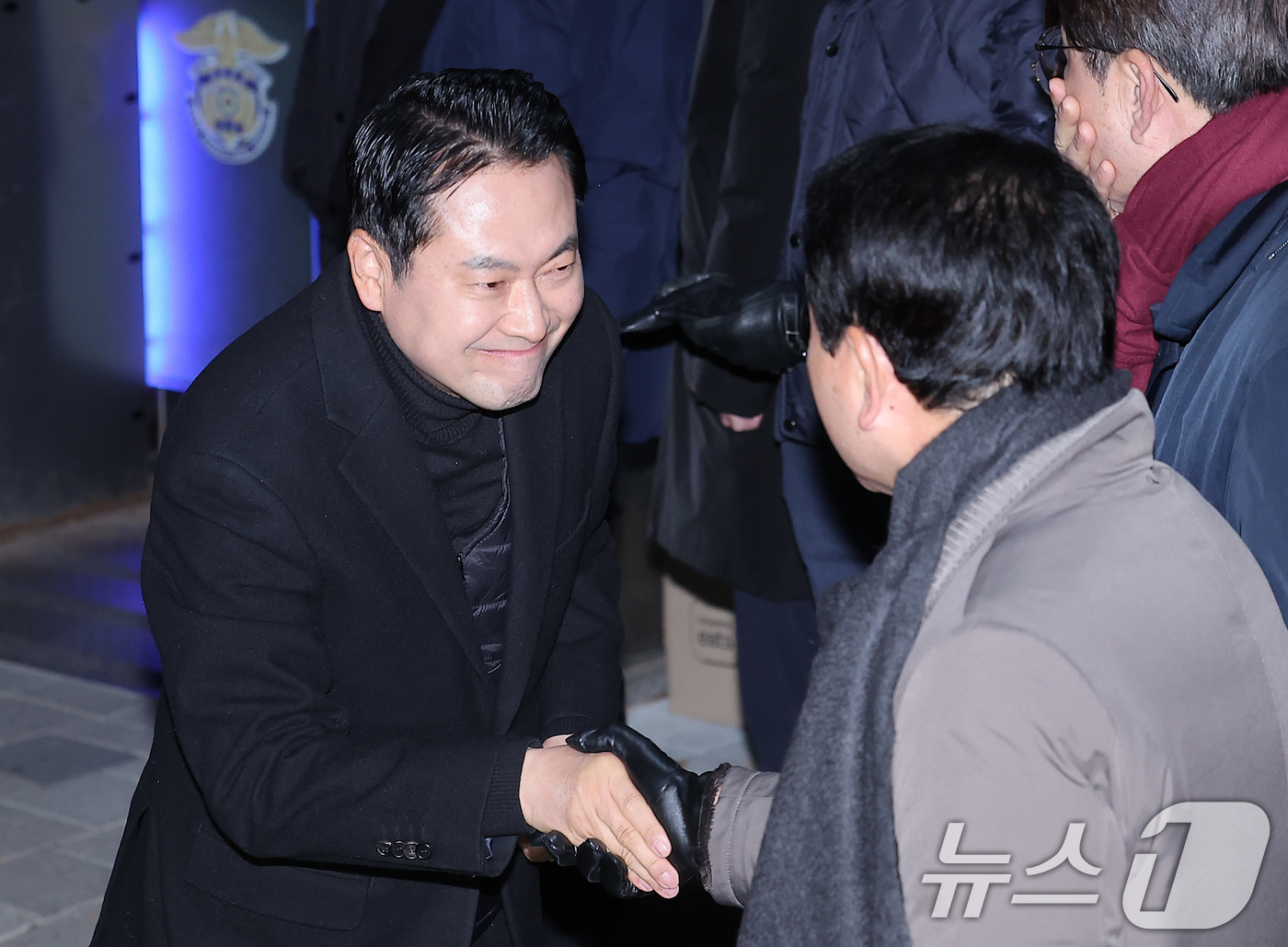 (의왕=뉴스1) 김성진 기자 = 장동혁 국민의힘 대표가 3일 새벽 구속 영장이 기각된 추경호 의원을 만나기 위해 경기도 의왕 서울구치소를 찾아 의원들과 인사를 나누고 있다.  20 …