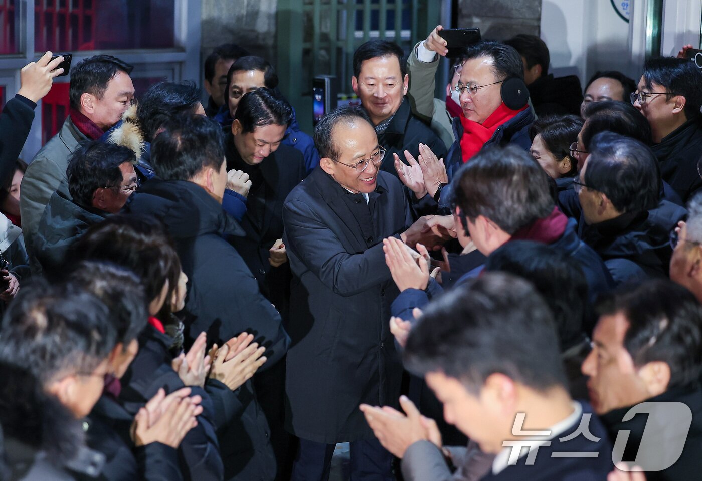 본문 이미지 - 12·3 비상계엄 해제 요구안 표결 방해 의혹을 받는 추경호 국민의힘 의원이 3일 새벽 구속 영장이 기각된 후 경기도 의왕시 서울구치소를 나서며 동료 의원들과 인사하고 있다. 2025.12.3/뉴스1 ⓒ News1 김성진 기자
