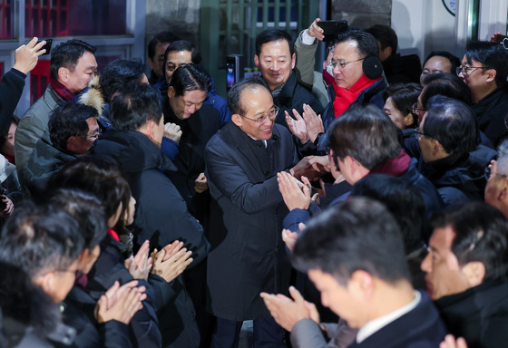 박수 받는 추경호 의원, 구속 영장 기각