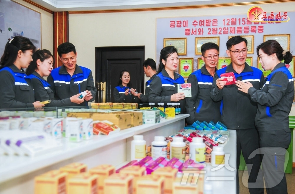 (평양 노동신문=뉴스1) = 북한 노동당 기관지 노동신문은 3일 "인민의 생명보호와 건강증진을 최급선무로, 중대사안으로 내세우는 우리 당의 숭고한 뜻을 높은 의약품생산성과로 받들어 …