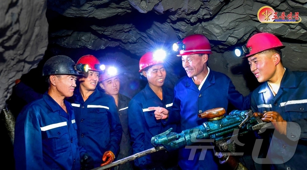 (평양 노동신문=뉴스1) = 북한 노동당 기관지 노동신문은 3일 "정치사업의 무대를 탄부들의 숨결이 약동하는 막장으로 정하고 작업의 여가시간을 이용하여 그들의 심금을 울리는 화선식 …