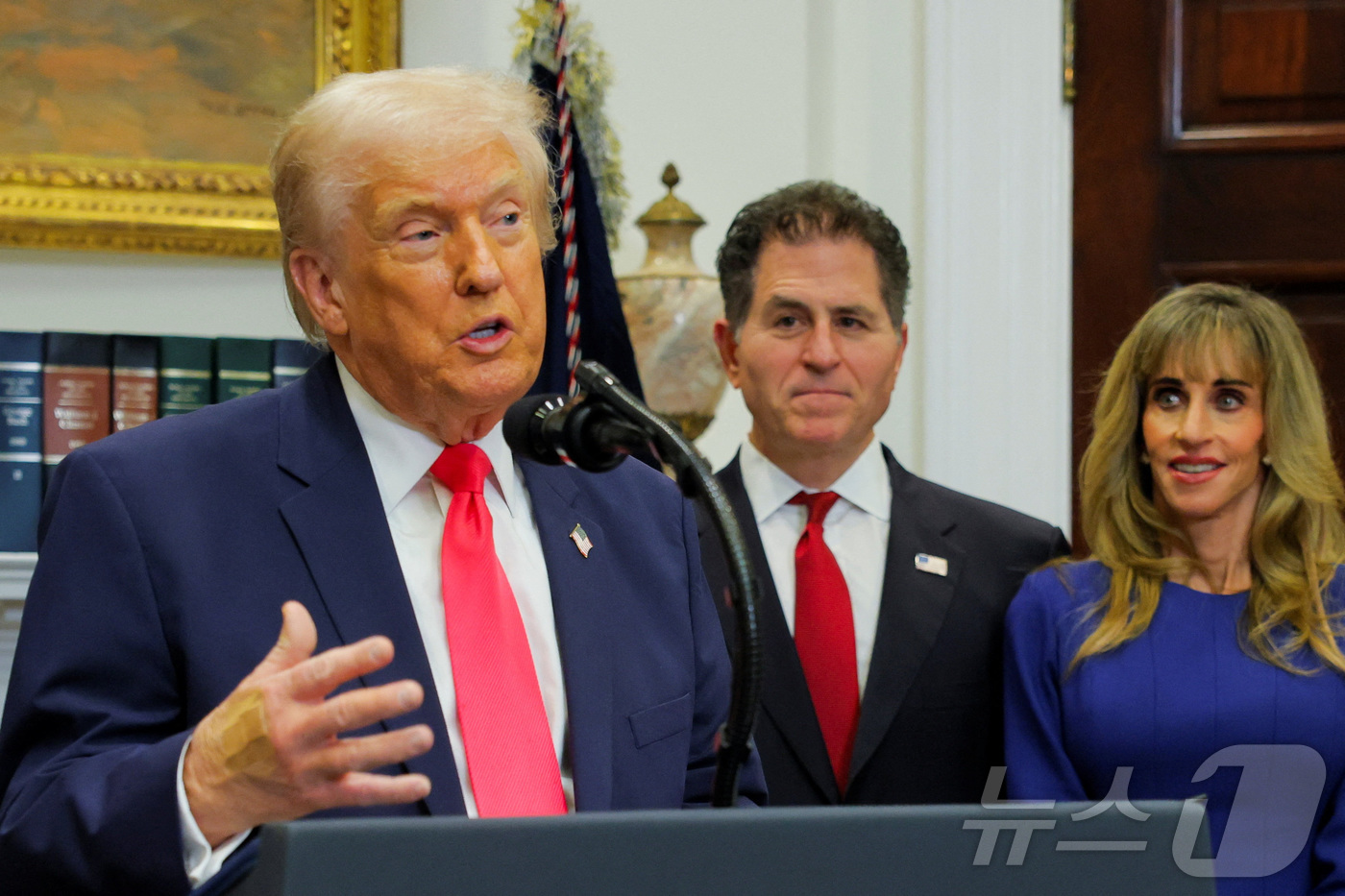 (워싱턴DC 로이터=뉴스1) 류정민 특파원 = 도널드 트럼프 미국 대통령이 2일(현지시간)워싱턴DC 백악관 루즈벨트룸에서 마이클 델 '델(DELL)테크놀로지스' 최고경영자와 그의 …