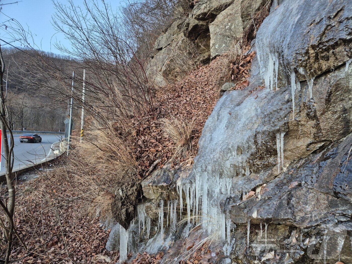 본문 이미지 - 강원 대부분 지역에 한파특보가 발효 중인 3일 오전 아침 최저기온이 -13.2도까지 떨어진 대관령 구 도로변에 고드름이 길게 달려있다. 강원지방기상청에 따르면 이날 오전 6시 기준 주요지점 최저기온은 향로봉 -18.5도, 구룡령 -15.3도, 평창용산 -13.7도, 미시령 -13.7도, 횡성 둔내 -13도 등이다. 2025.12.3/뉴스1 ⓒ News1 윤왕근 기자