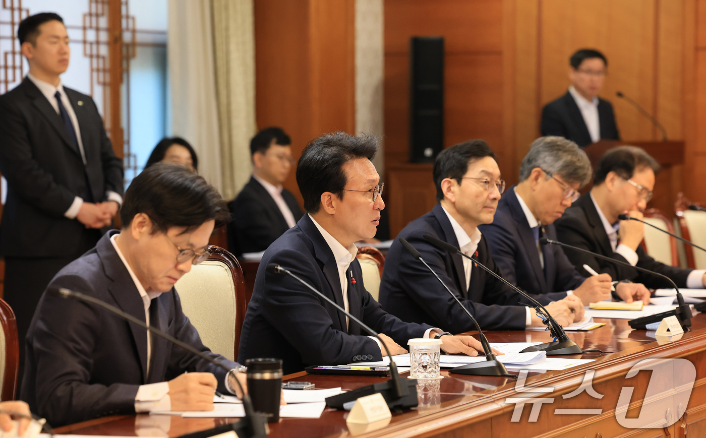 (서울=뉴스1) 임세영 기자 = 김민석 국무총리가 3일 서울 종로구 정부서울청사에서 열린 노동안전 현안 점검회의에서 모두발언을 하고 있다. 2025.12.3/뉴스1