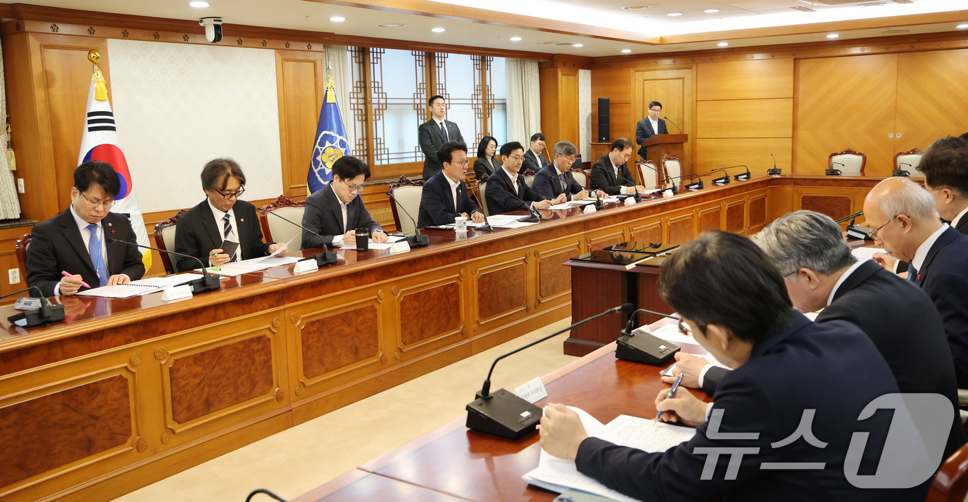 (서울=뉴스1) 임세영 기자 = 김민석 국무총리가 3일 서울 종로구 정부서울청사에서 열린 노동안전 현안 점검회의에서 모두발언을 하고 있다. 2025.12.3/뉴스1