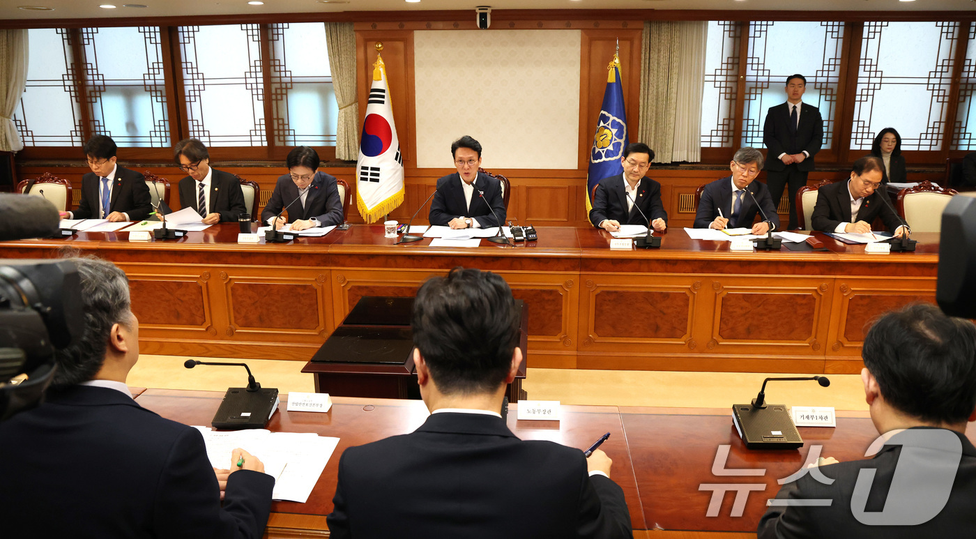 (서울=뉴스1) 임세영 기자 = 김민석 국무총리가 3일 서울 종로구 정부서울청사에서 열린 노동안전 현안 점검회의에서 모두발언을 하고 있다. 2025.12.3/뉴스1