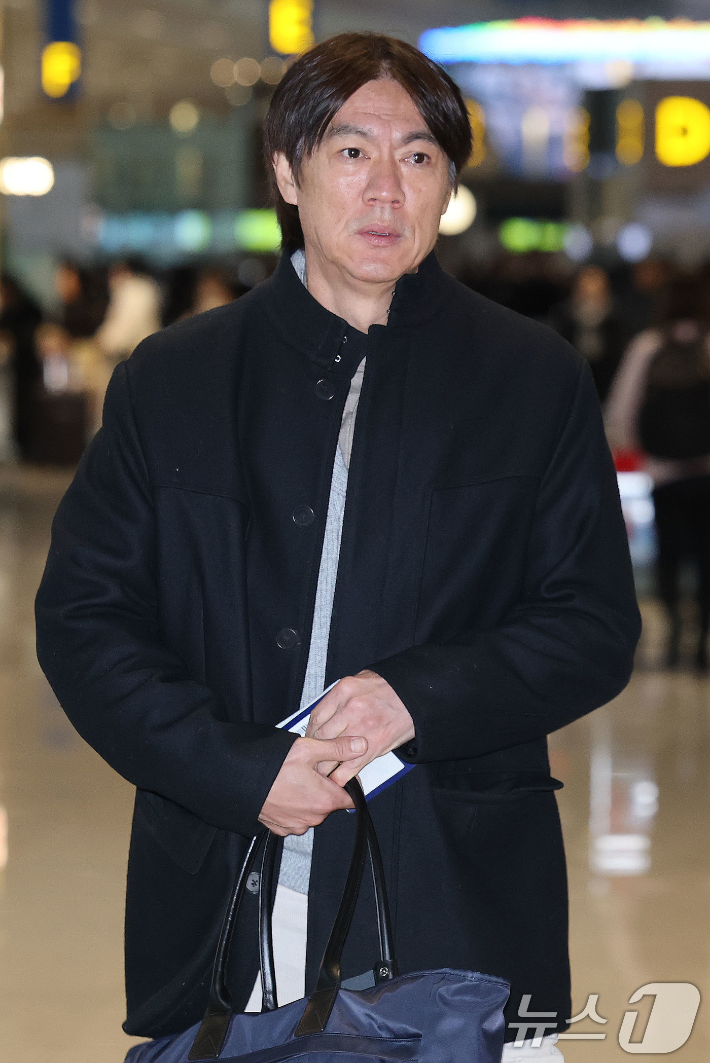 (인천공항=뉴스1) 이광호 기자 = 홍명보 축구국가대표팀 감독이 3일 오전 인천국제공항에서  2026 북중미 월드컵조 추첨식 참석을 위해 미국으로 출국하고 있다. 2025.12.3 …