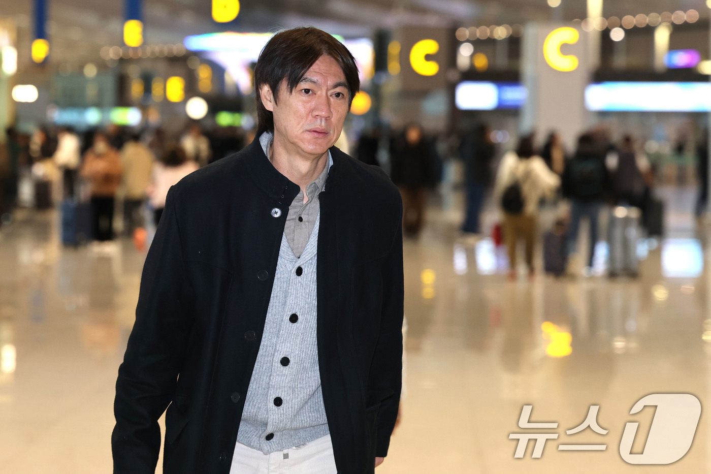 (인천공항=뉴스1) 이광호 기자 = 홍명보 축구국가대표팀 감독이 3일 오전 인천국제공항에서  2026 북중미 월드컵조 추첨식 참석을 위해 미국으로 출국하고 있다. 2025.12.3 …
