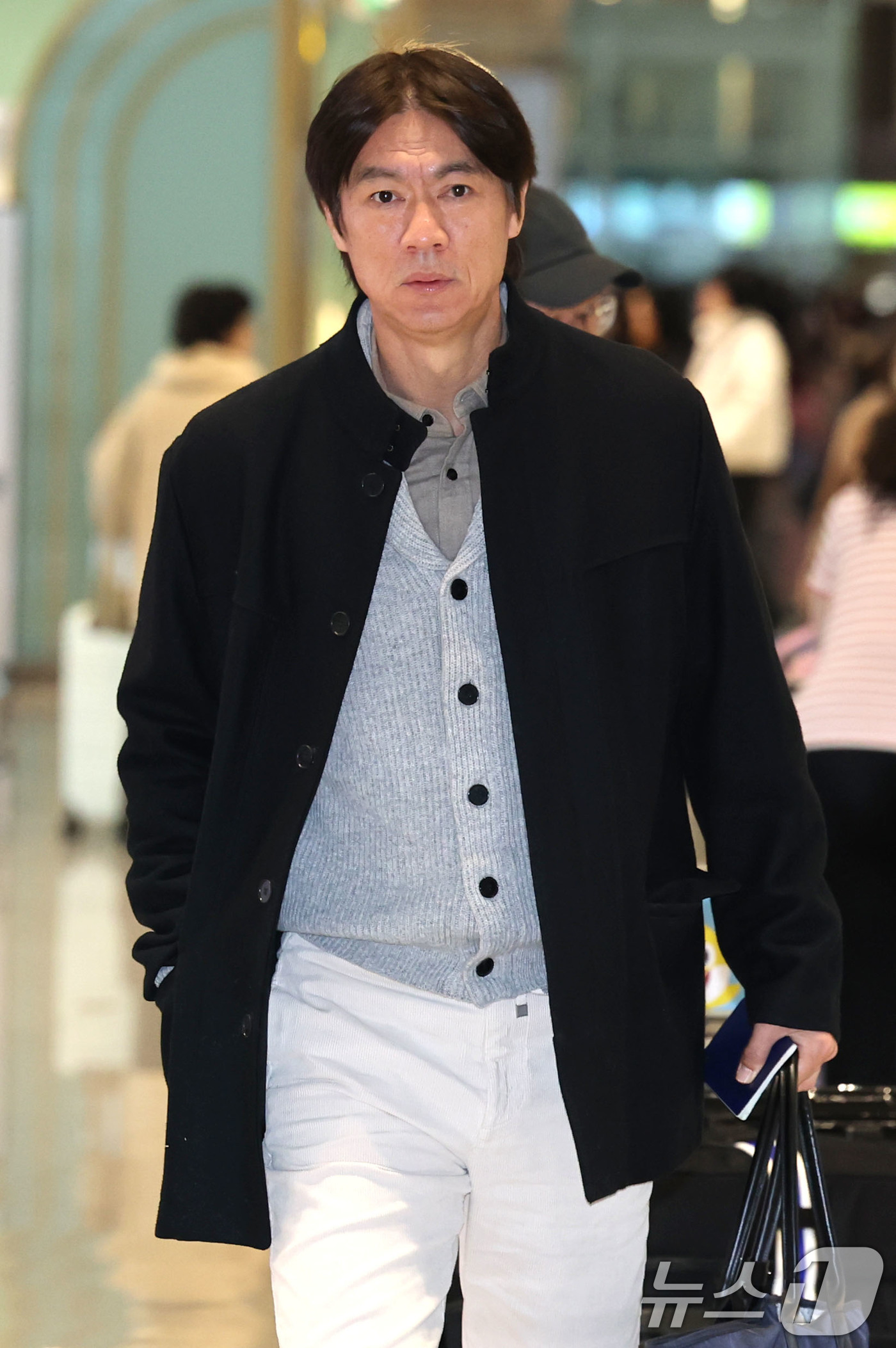 (인천공항=뉴스1) 이광호 기자 = 홍명보 축구국가대표팀 감독이 3일 오전 인천국제공항에서  2026 북중미 월드컵조 추첨식 참석을 위해 미국으로 출국하고 있다. 2025.12.3 …