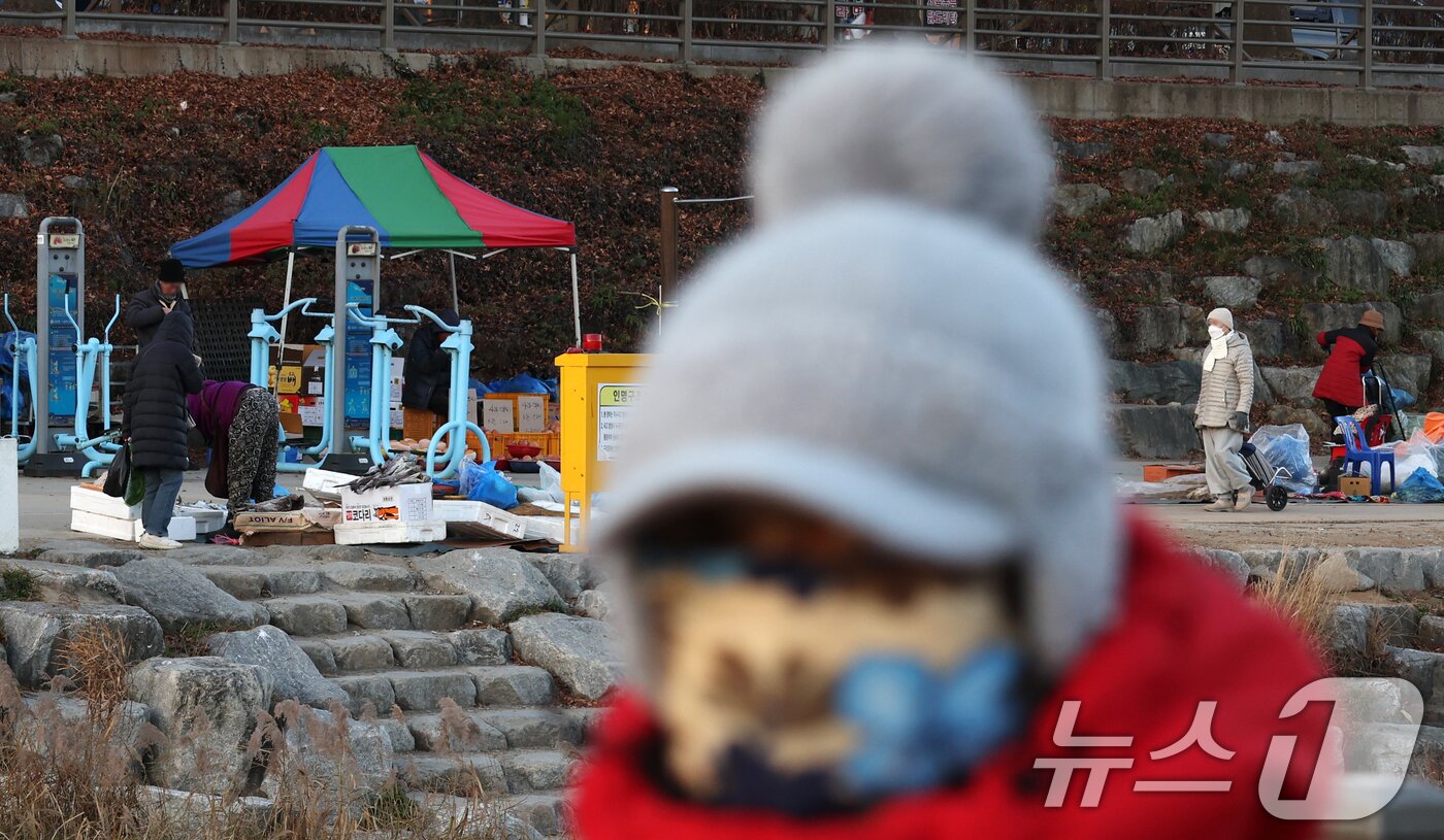 본문 이미지 - 전국 대부분 지역이 영하권의 추운 날씨를 보인 3일 전북 전주시 남부시장 인근 도깨비시장에서 방한용품을 착용한 시민들이 장을 보고 있다. 2025.12.3/뉴스1 ⓒ News1 유경석 기자