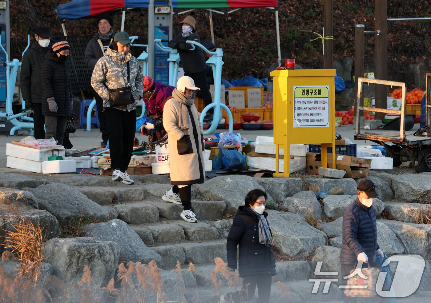 본문 이미지 - 전국 대부분 지역이 영하권의 추운 날씨를 보인 3일 전북 전주시 남부시장 인근 도깨비시장에서 방한용품을 착용한 시민들이 장을 보고 있다. 2025.12.3/뉴스1 ⓒ News1 유경석 기자