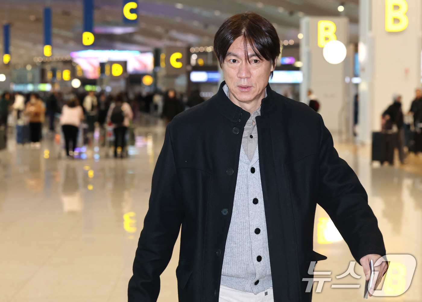 (인천공항=뉴스1) 이광호 기자 = 홍명보 축구국가대표팀 감독이 3일 오전 인천국제공항에서  2026 북중미 월드컵조 추첨식 참석을 위해 미국으로 출국하고 있다. 2025.12.3 …