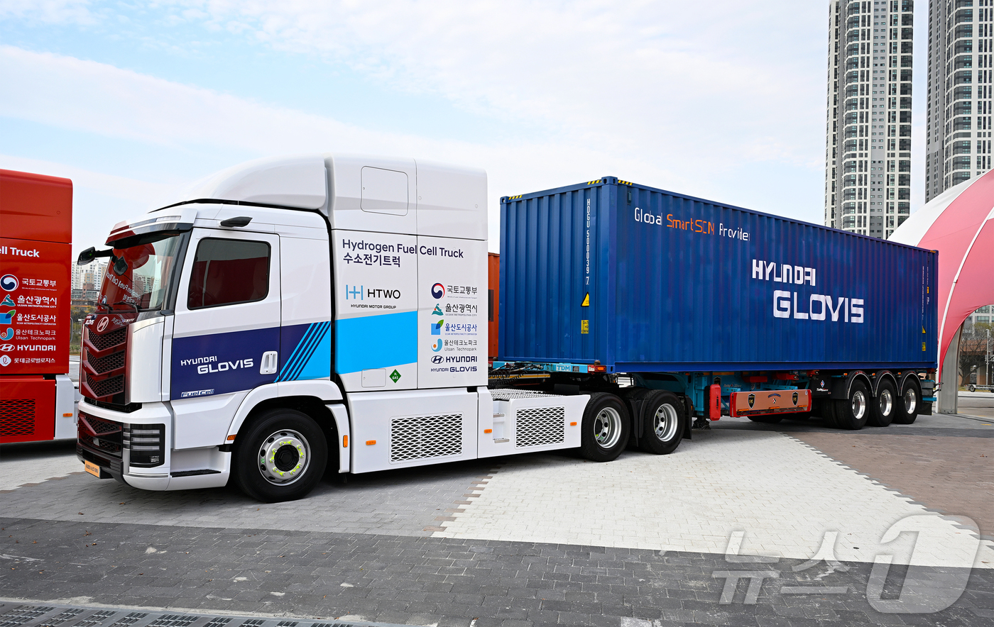 (서울=뉴스1) = 현대자동차가 수소 전기 승용·상용차를 넘어 더욱 다양한 애플리케이션에 적용할 수 있는 수소연료전지 개발에 나선다고 3일 밝혔다. 사진은 지난 2일 울산 태화강 …