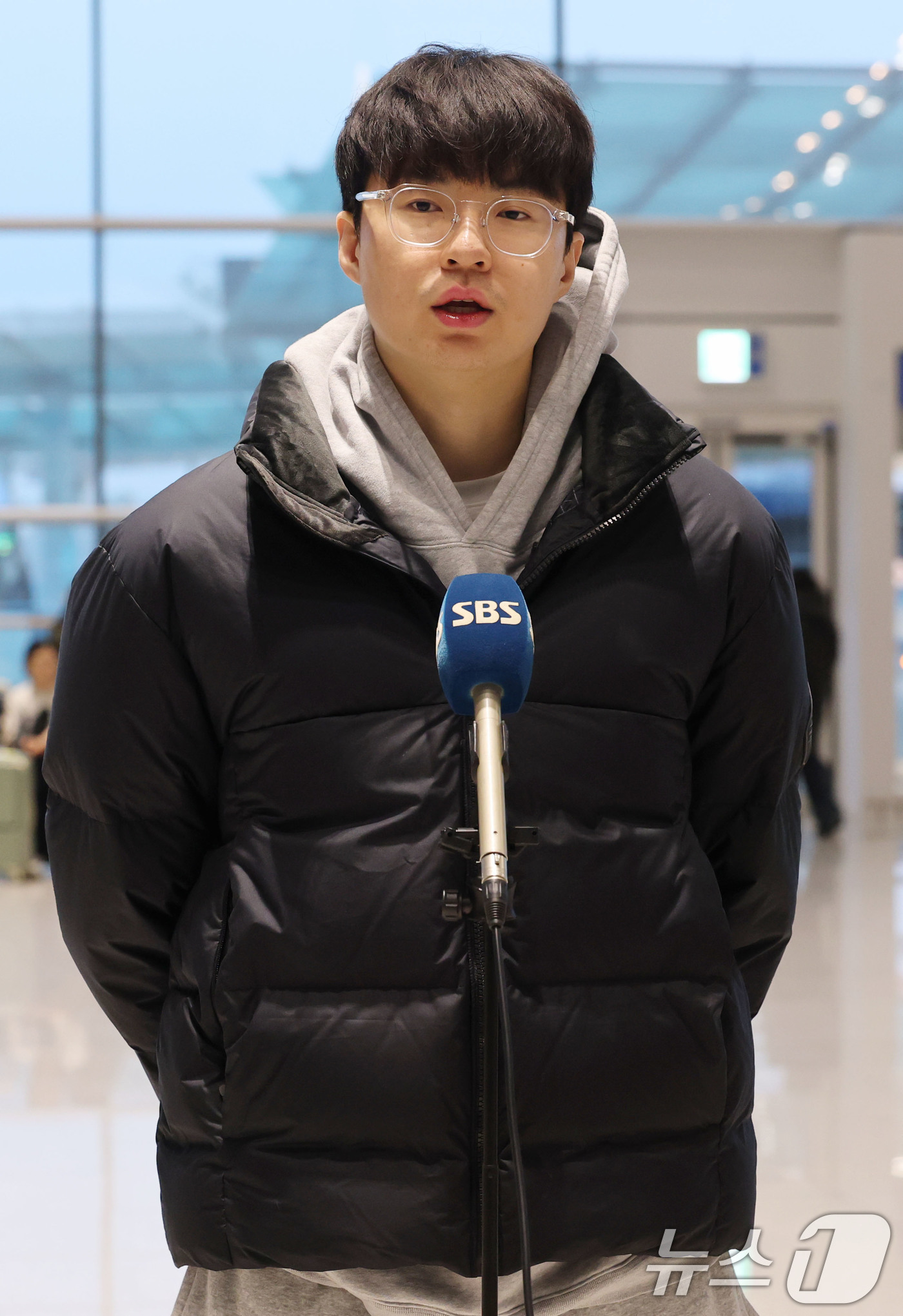 (인천공항=뉴스1) 이광호 기자 = 농구 국가대표팀 이현중이 3일 오전 인천국제공항을 통해 출국하며 취재진의 질문에 답하고 있다.전희철 감독이 이끄는 남자농구대표팀은 지난 1일 원 …