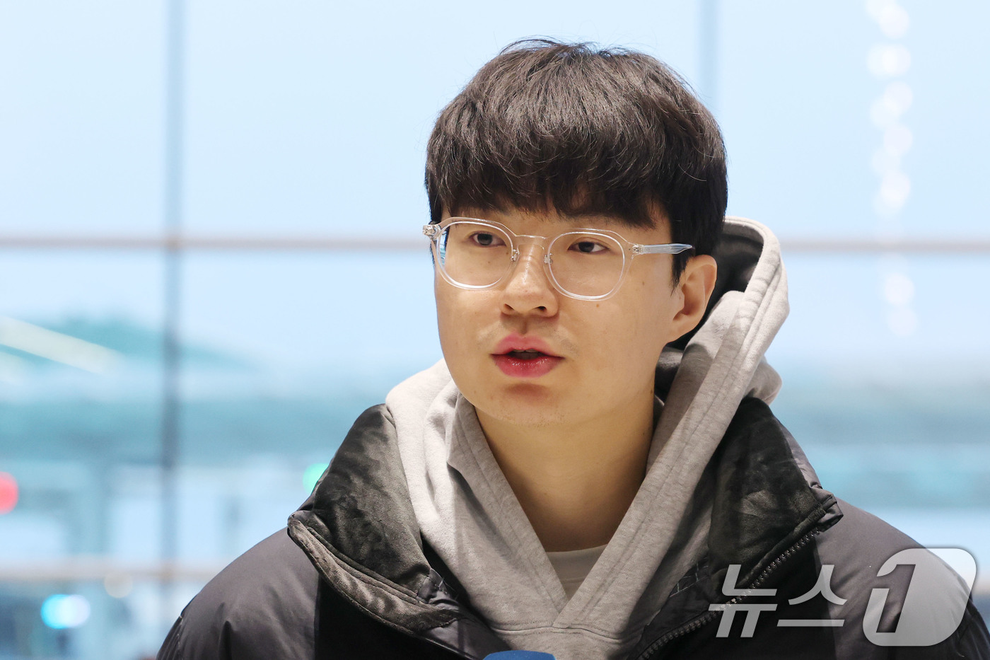 (인천공항=뉴스1) 이광호 기자 = 농구 국가대표팀 이현중이 3일 오전 인천국제공항을 통해 출국하며 취재진의 질문에 답하고 있다.전희철 감독이 이끄는 남자농구대표팀은 지난 1일 원 …