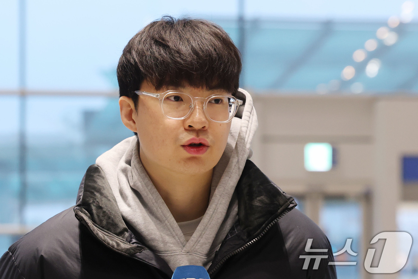 (인천공항=뉴스1) 이광호 기자 = 농구 국가대표팀 이현중이 3일 오전 인천국제공항을 통해 출국하며 취재진의 질문에 답하고 있다.전희철 감독이 이끄는 남자농구대표팀은 지난 1일 원 …