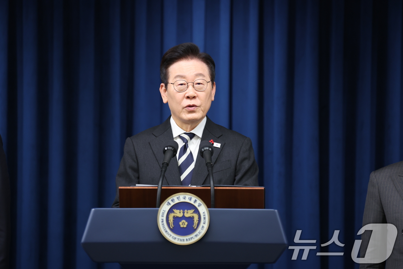 (서울=뉴스1) 허경 기자 = 이재명 대통령이 3일 서울 용산 대통령실 청사에서 ‘빛의 혁명 1주년, 대통령 대국민 특별성명’을 발표하고 있다. 2025.12.3/뉴스1