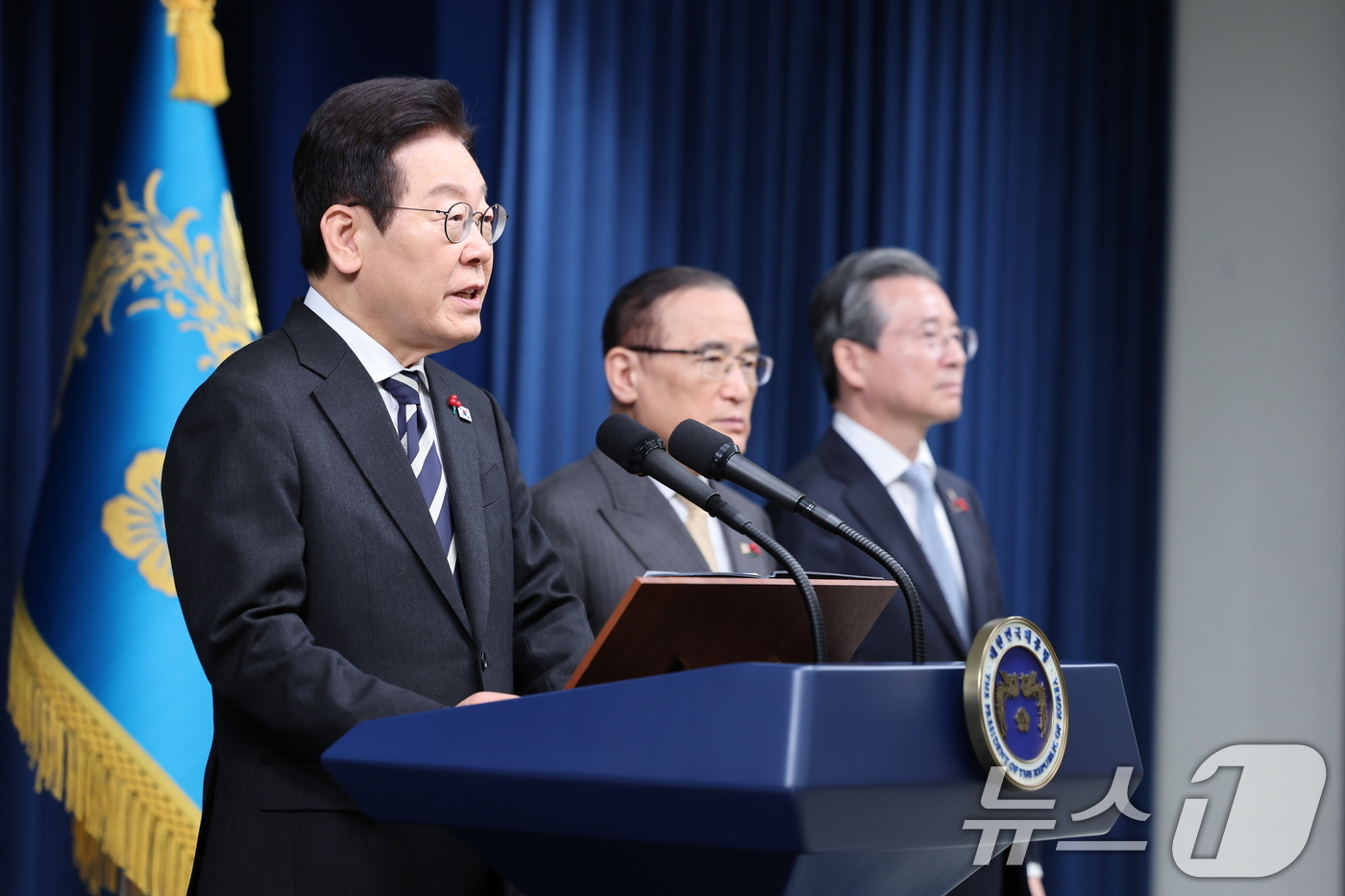 (서울=뉴스1) 이재명 기자 = 이재명 대통령이 3일 서울 용산 대통령실 청사에서 ‘빛의 혁명 1주년, 대통령 대국민 특별성명’을 발표하고 있다. 2025.12.3/뉴스1