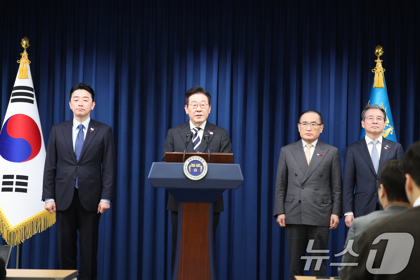 (서울=뉴스1) 허경 기자 = 이재명 대통령이 3일 서울 용산 대통령실 청사에서 ‘빛의 혁명 1주년, 대통령 대국민 특별성명’을 발표하고 있다. 2025.12.3/뉴스1