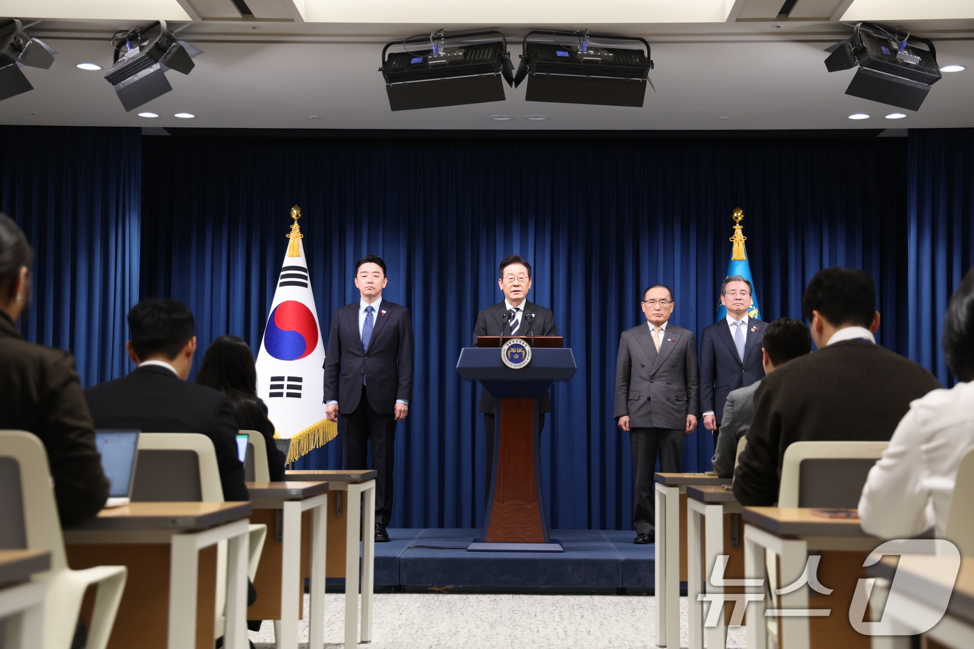 (서울=뉴스1) 허경 기자 = 이재명 대통령이 3일 서울 용산 대통령실 청사에서 ‘빛의 혁명 1주년, 대통령 대국민 특별성명’을 발표하고 있다. 2025.12.3/뉴스1