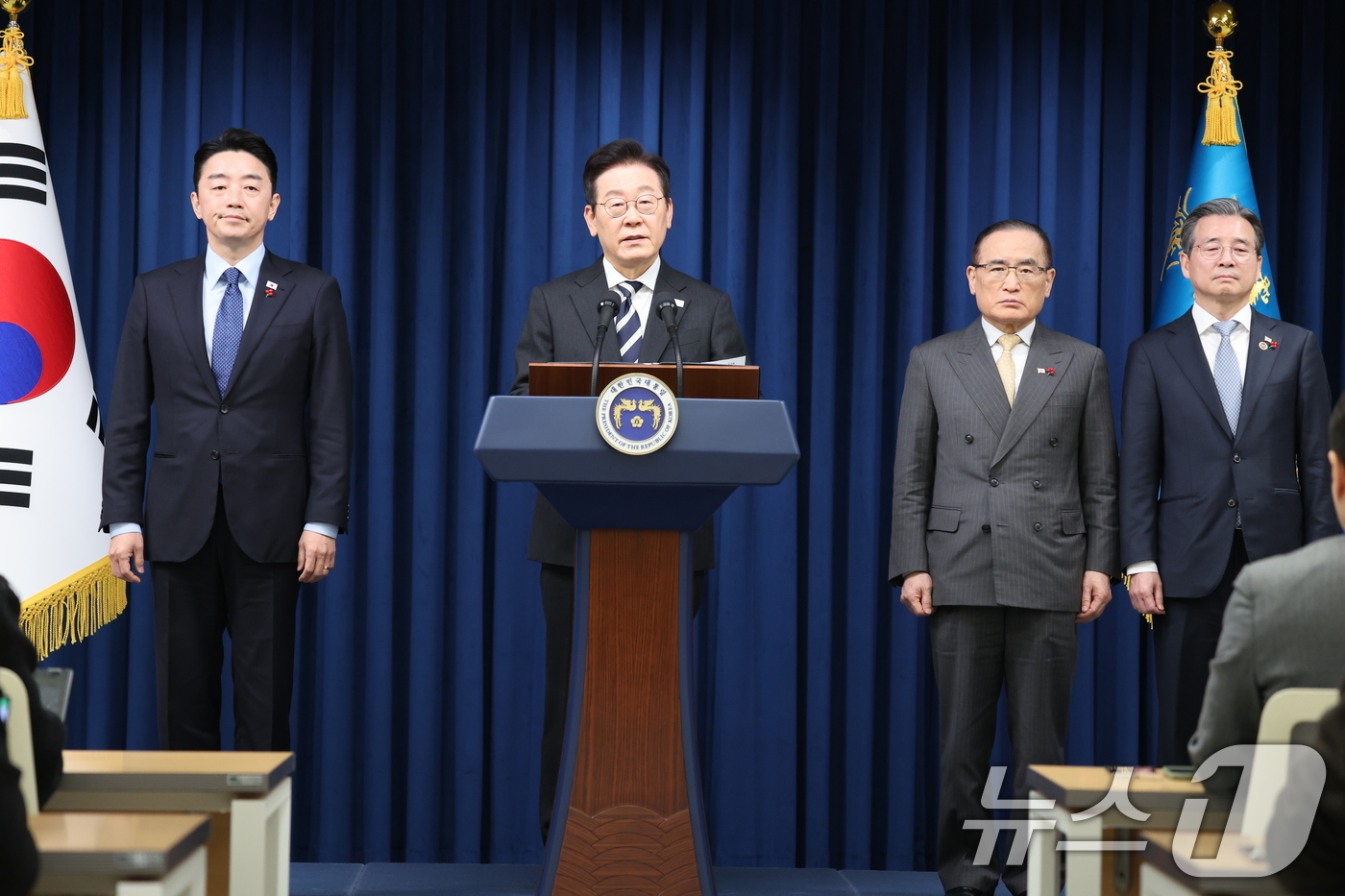 (서울=뉴스1) 허경 기자 = 이재명 대통령이 3일 서울 용산 대통령실 청사에서 ‘빛의 혁명 1주년, 대통령 대국민 특별성명’을 발표하고 있다. 2025.12.3/뉴스1