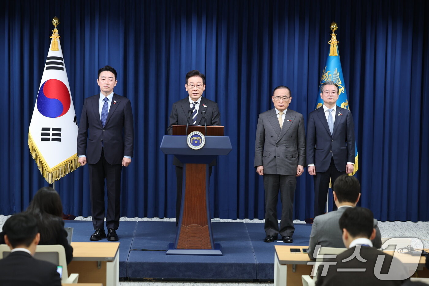 본문 이미지 - 이재명 대통령이 3일 서울 용산 대통령실 청사에서 ‘빛의 혁명 1주년, 대통령 대국민 특별성명’을 발표하고 있다. 2025.12.3/뉴스1 ⓒ News1 이재명 기자