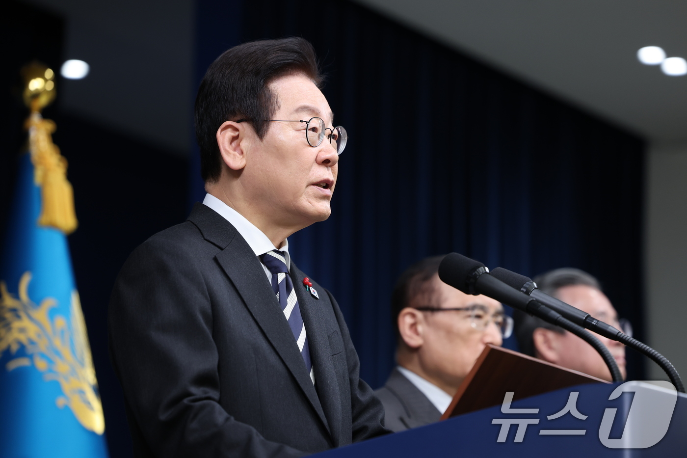 (서울=뉴스1) 이재명 기자 = 이재명 대통령이 3일 서울 용산 대통령실 청사에서 ‘빛의 혁명 1주년, 대통령 대국민 특별성명’을 발표하고 있다. 2025.12.3/뉴스1