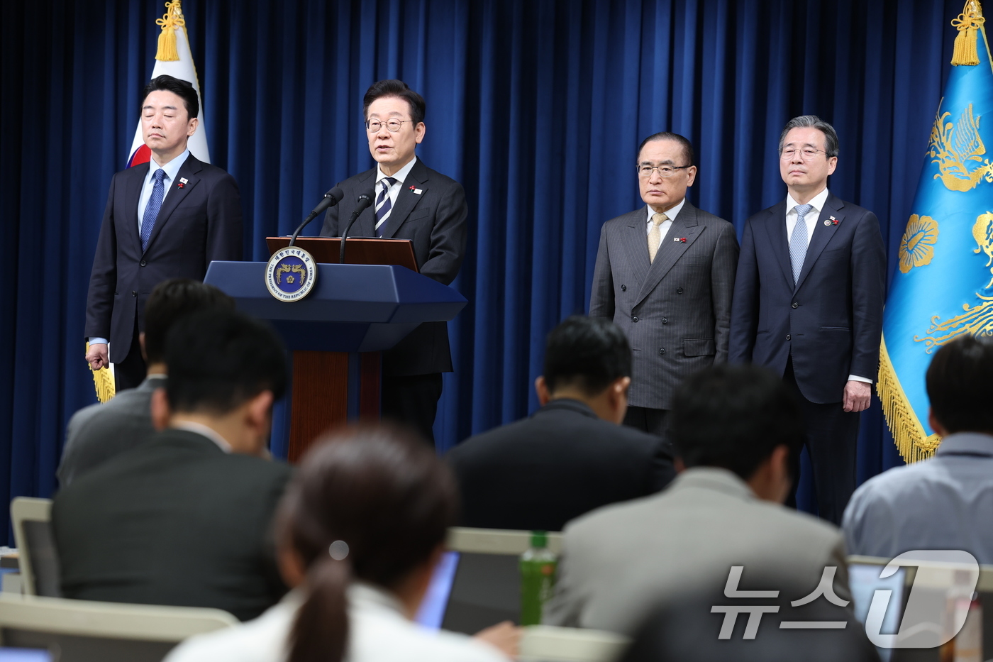 (서울=뉴스1) 이재명 기자 = 이재명 대통령이 3일 서울 용산 대통령실 청사에서 ‘빛의 혁명 1주년, 대통령 대국민 특별성명’을 발표하고 있다. 2025.12.3/뉴스1