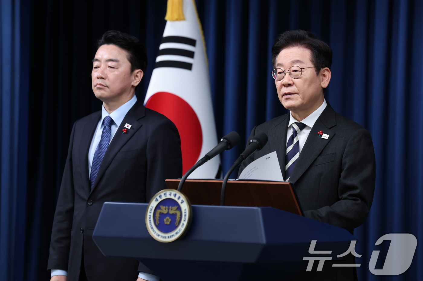 (서울=뉴스1) 이재명 기자 = 이재명 대통령이 3일 서울 용산 대통령실 청사에서 ‘빛의 혁명 1주년, 대통령 대국민 특별성명’을 발표하고 있다. 2025.12.3/뉴스1