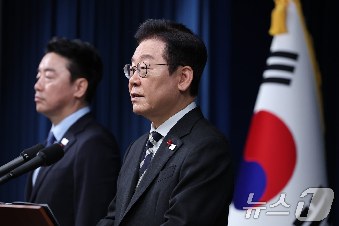 (서울=뉴스1) 이재명 기자 = 이재명 대통령이 3일 서울 용산 대통령실 청사에서 ‘빛의 혁명 1주년, 대통령 대국민 특별성명’을 발표하고 있다. 2025.12.3/뉴스1