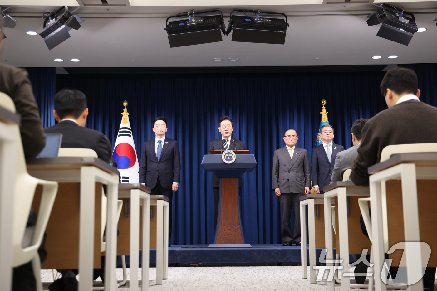 (서울=뉴스1) 허경 기자 = 이재명 대통령이 3일 서울 용산 대통령실 청사에서 ‘빛의 혁명 1주년, 대통령 대국민 특별성명’을 발표하고 있다. 2025.12.3/뉴스1