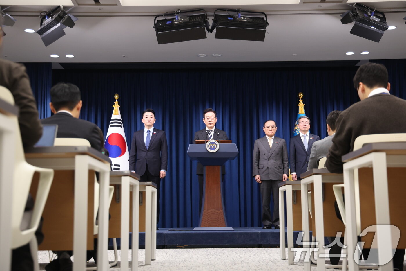 본문 이미지 - 이재명 대통령이 3일 서울 용산 대통령실 청사에서 ‘빛의 혁명 1주년, 대통령 대국민 특별성명’을 발표하고 있다. 2025.12.3/뉴스1 ⓒ News1 허경 기자