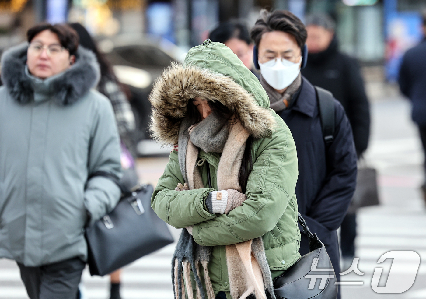 (서울=뉴스1) 이호윤 기자 = 전국 대부분 기온이 영하권의 추운 날씨를 보인 3일 서울 종로구 광화문네거리에서 두터운 옷차림을 한 시민들이 발걸음을 옮기고 있다. 2025.12. …