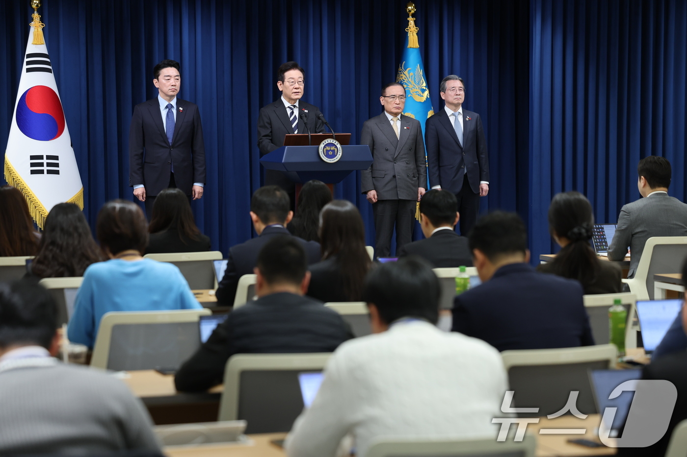 (서울=뉴스1) 이재명 기자 = 이재명 대통령이 3일 서울 용산 대통령실 청사에서 ‘빛의 혁명 1주년, 대통령 대국민 특별성명’을 발표하고 있다.  2025.12.3/뉴스1