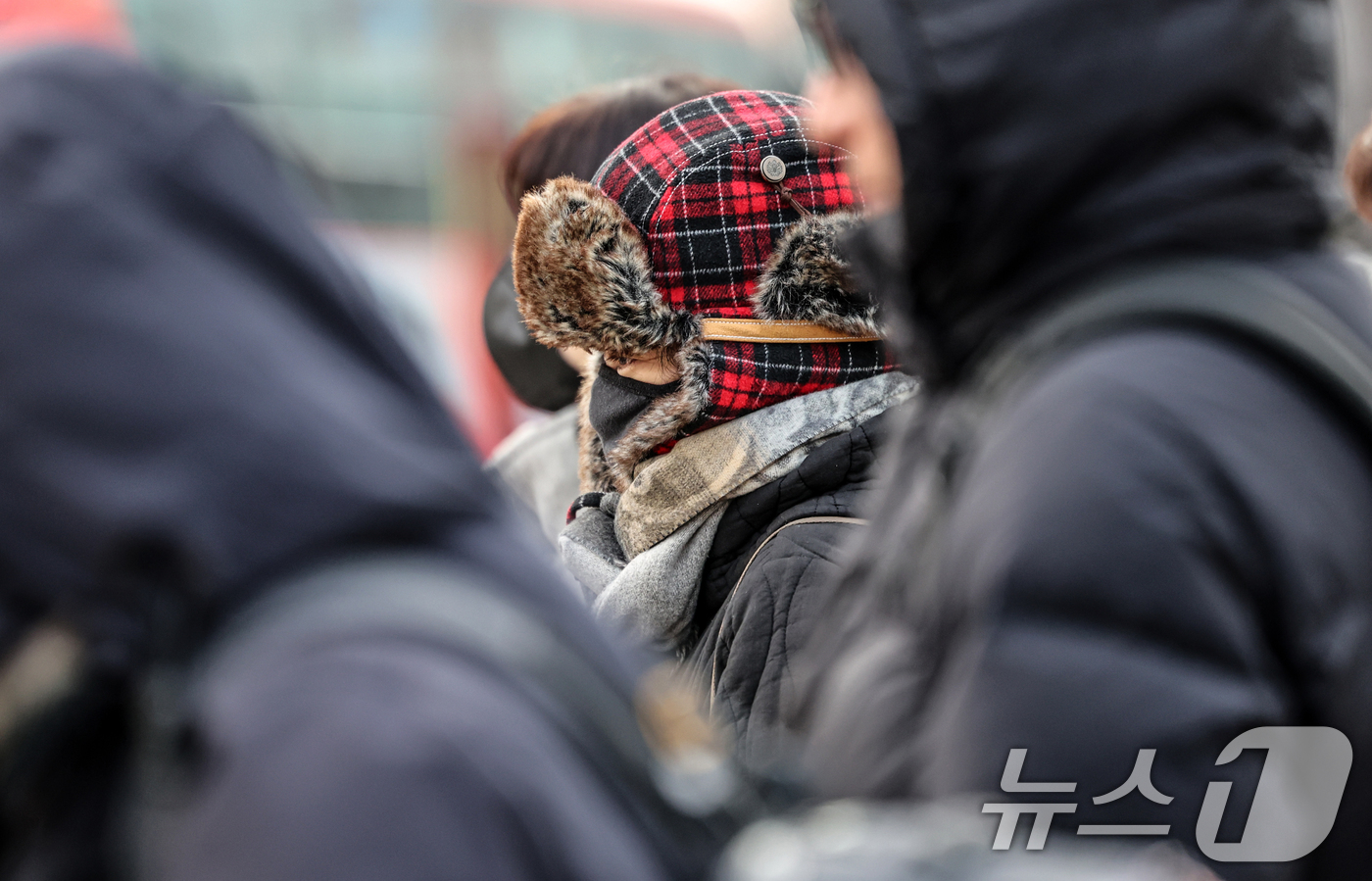 (서울=뉴스1) 이호윤 기자 = 전국 대부분 기온이 영하권의 추운 날씨를 보인 3일 서울 종로구 광화문네거리에서 두터운 옷차림을 한 시민들이 발걸음을 옮기고 있다. 2025.12. …